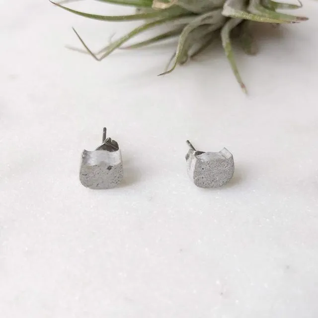 Stud Earrings - Small silver grey cat concrete, pack of 2