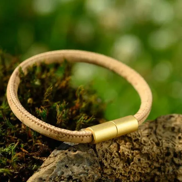 Cork bracelet with mat goldplated magnet