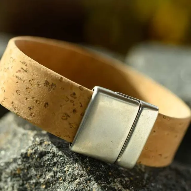 Broad cork bracelet with magnetic clasp