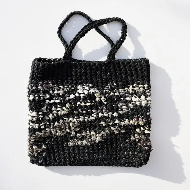 MINA tote bag. Recycled silk & natural jute fibre. Designed and handknitted in France. Black colour