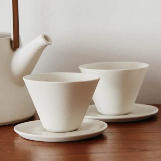 Tulā tea cup with saucer