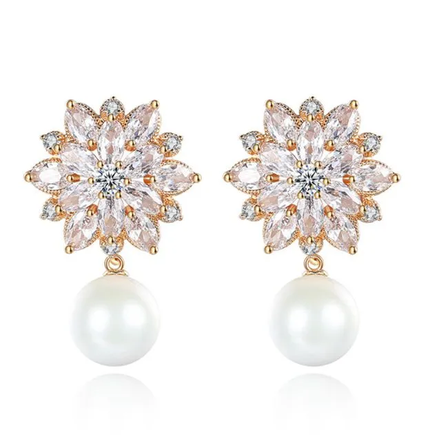 18K Gold Cubic Zirconia And Pearl Flower Earring