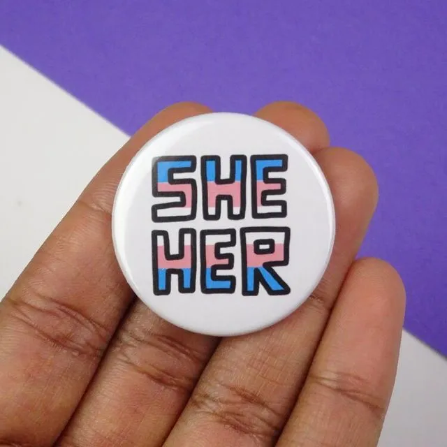 Trans she/her pronouns button badge - Pack of 5