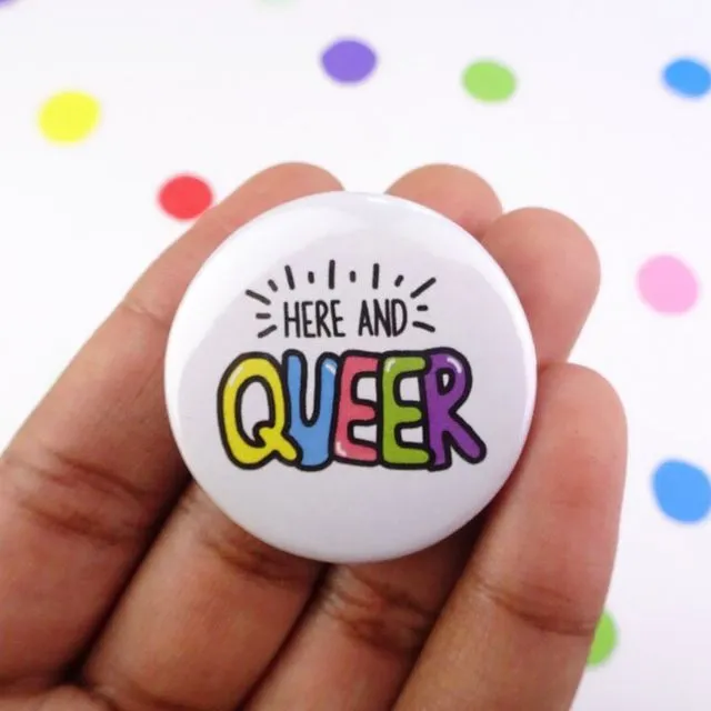 Here and queer button badge - Pack of 5