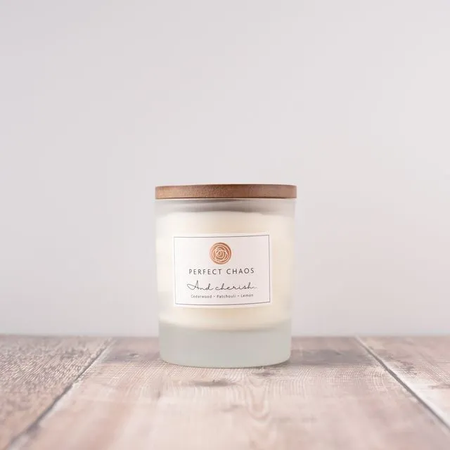 Frosted candle with wooden lid - Cedarwood, Patchouli and Lemon: 280 g