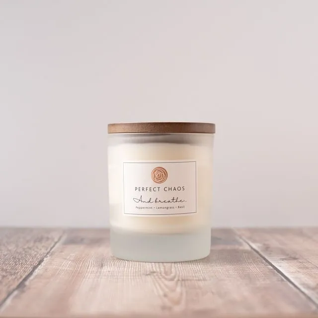 Frosted candle with wooden lid - Peppermint, Lemongrass and Basil: 280 g