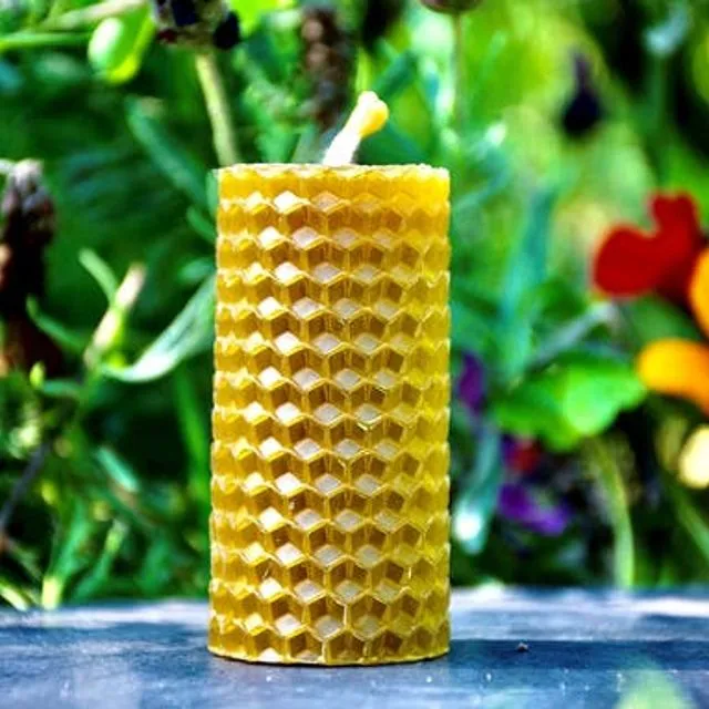 Handcrafted beeswax candle - 25g