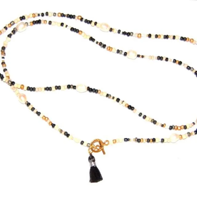 Necklace black and white with pearls