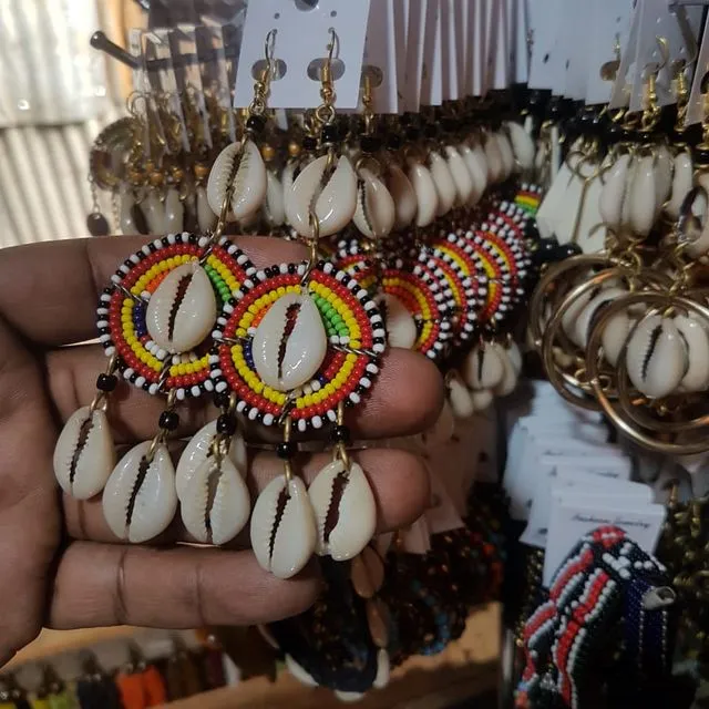 Lot of 50 masai Corrie Shells earrings
