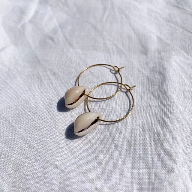 Hoop earrings in stainless golden metal and natural shell