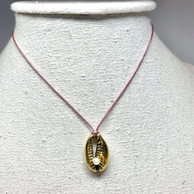 Necklace with a golden metal shell and a pearl