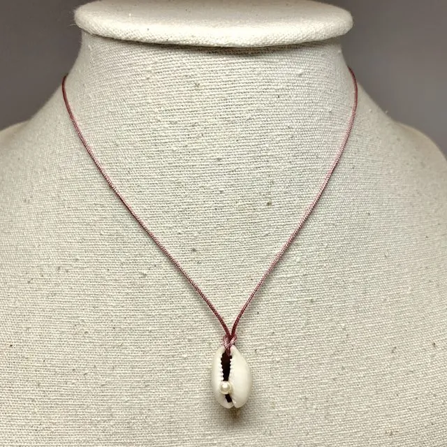 Necklace with a natural shell and a pearl