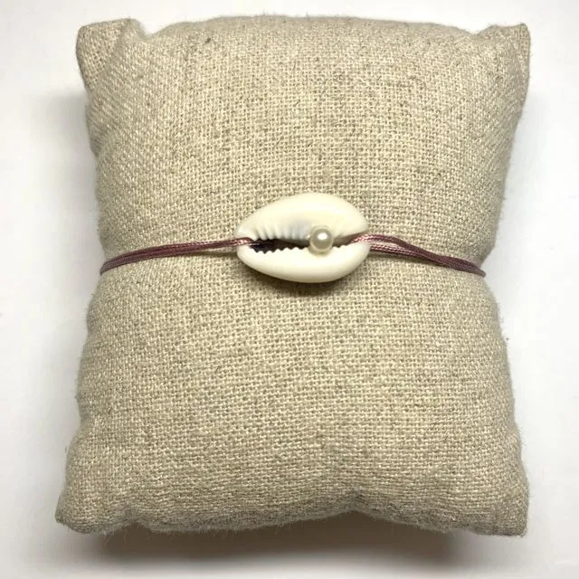 Bracelet with a natural shell and a pearl