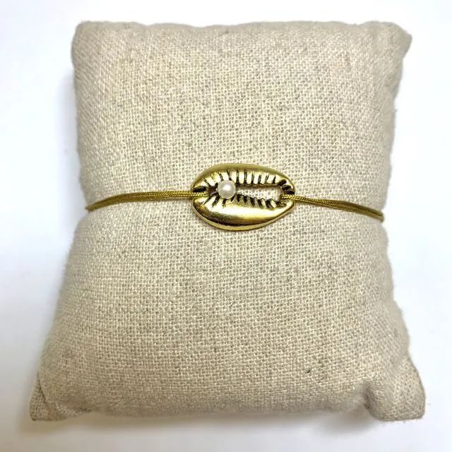 Bracelet with a golden metal shell with a pearl