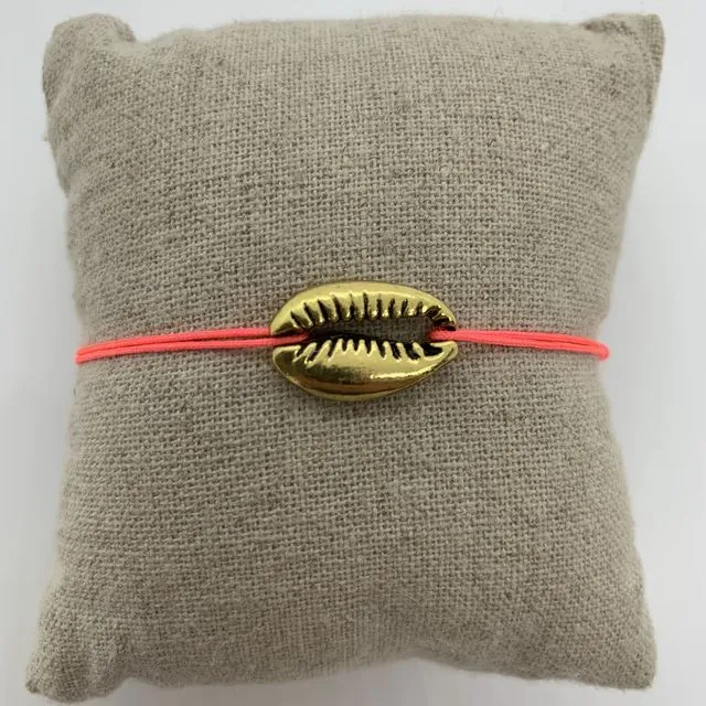 Bracelet with a golden metal shell