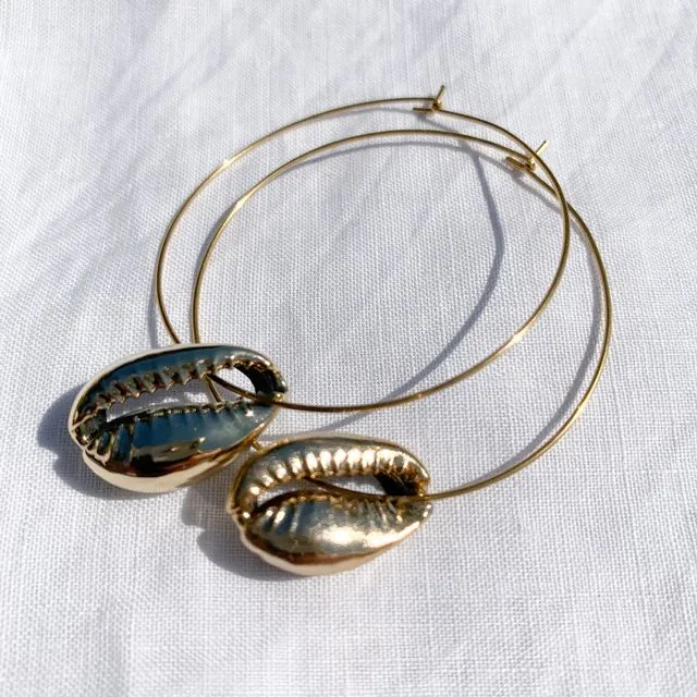 Hoop earrings in stainless golden metal and golden natural shell