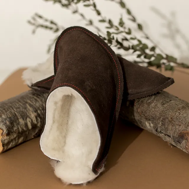 Unisex slippers in natural lambskin and suede exterior/rubber sole. Incredible comfort and warmth. Handmade in the EU. Opplav nordpolen..(chocolate color)