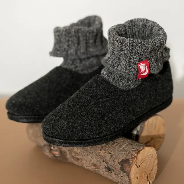 Wool boots for men Opplav Valhalla, a warm knit from AUS Wool - Dark Grey