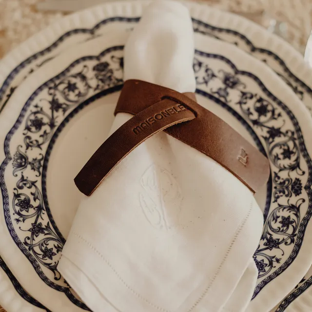 NATURAL LEATHER NAPKIN RINGS IN SADDLE BROWN COLOR, MAKE A DIFFERENCE ON THE TABLE. IT IS USED FOR EACH DINER TO IDENTIFY THEIR NAPKIN. SOLD IN PACK OF 6. OSLO MODEL.