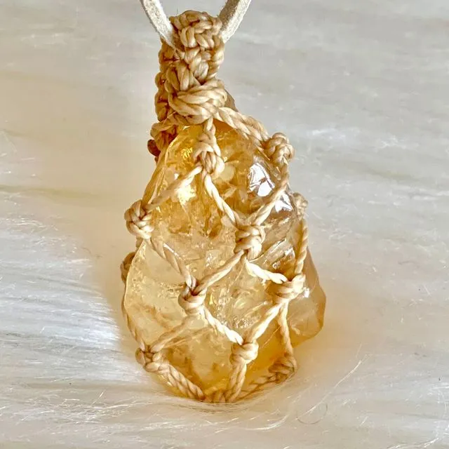 Rough Honey Calcite Macramé Necklace