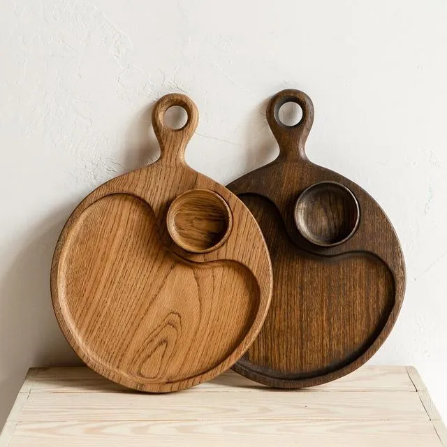 'SHE Design' oak round serving / chopping board with a sauce pot and a handle
