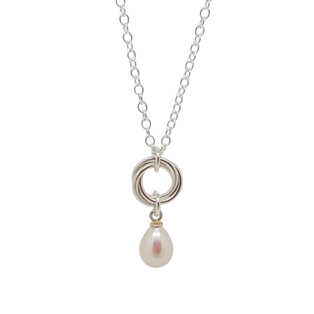 “Small Love Knot Pearl” – sterling silver chainmail necklace