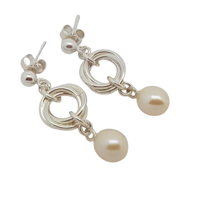 “Small Love Knot Pearl” – sterling silver chainmail earrings