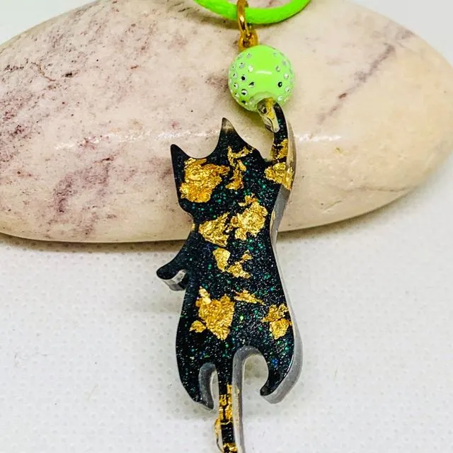 Black playful cat necklace - Green
