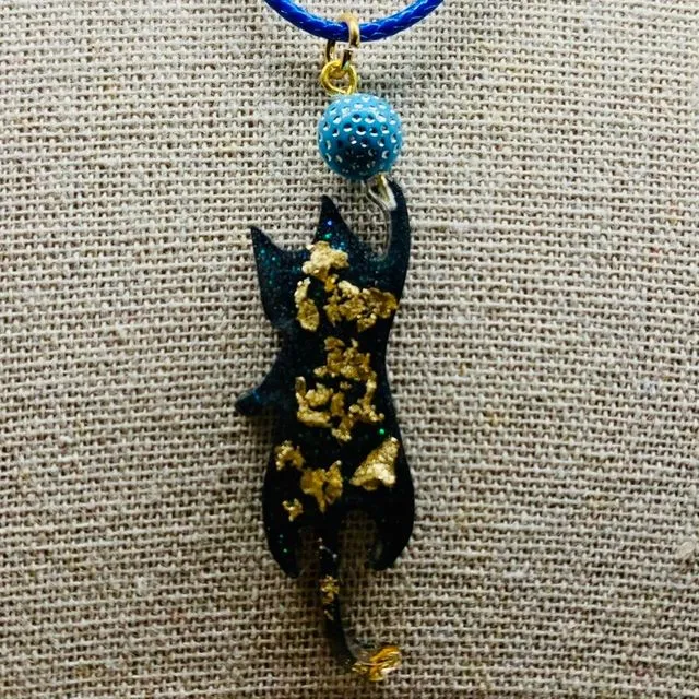 Black playful cat necklace - Blue