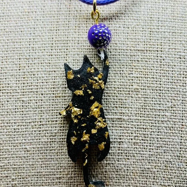 Black playful cat necklace - Purple