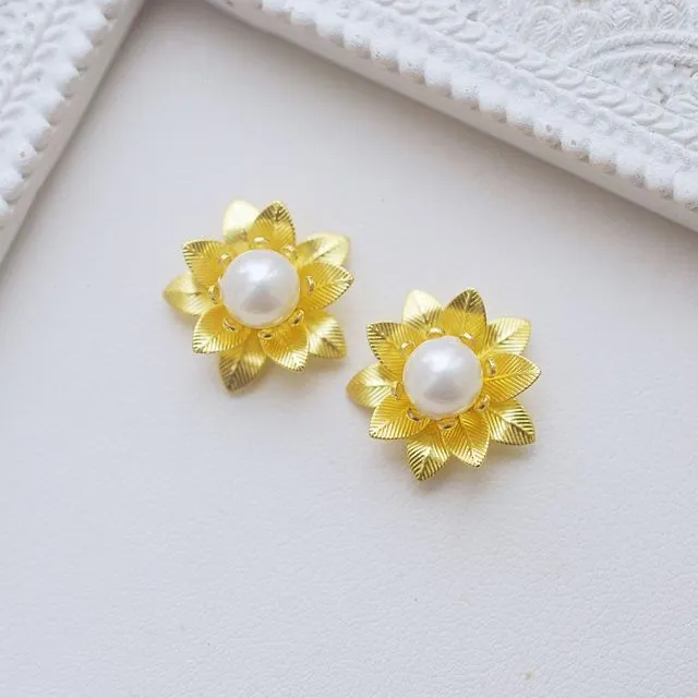 18k Gold plated chrysanthemum flower studs round white shell Pearls earrings