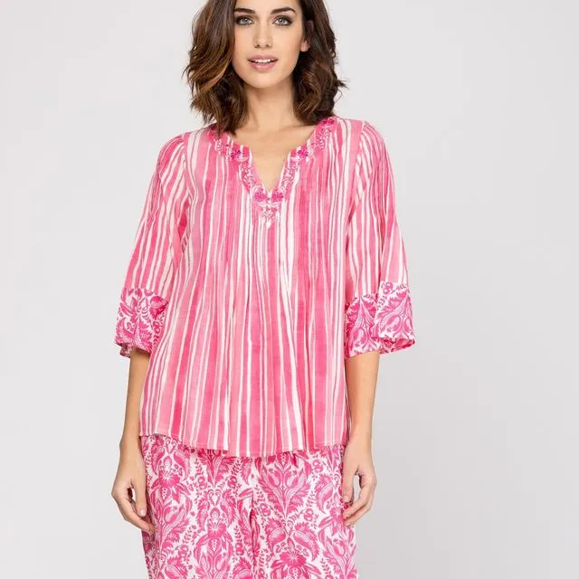 Blusa de mujer con estampados combinados, bordado y tejido sostenibles