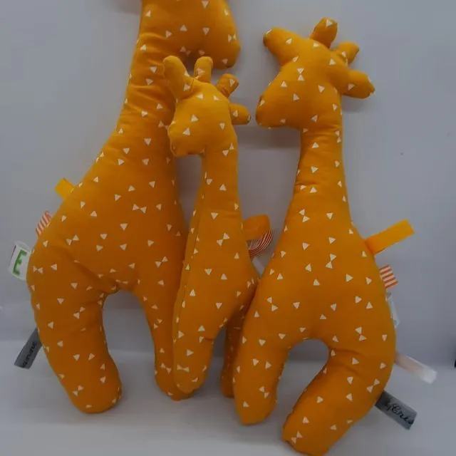 Knuffel giraffe, Okergeel met witte driehoakjes, diverse afmetingen (Copy)
