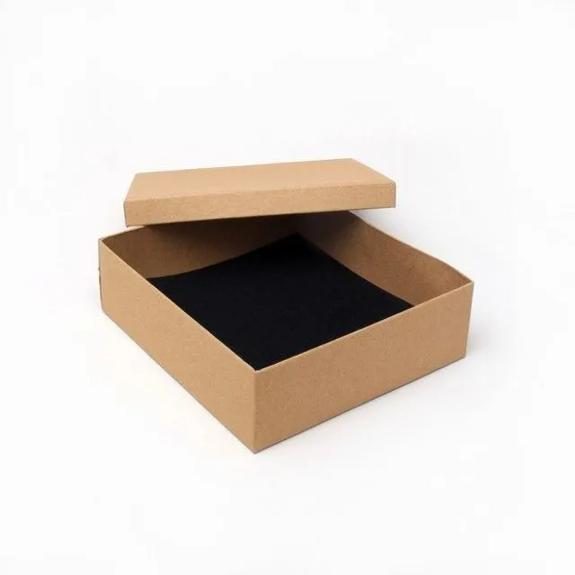 Tiara Box. 16x15x5cm. Brown kraft paper gift box.