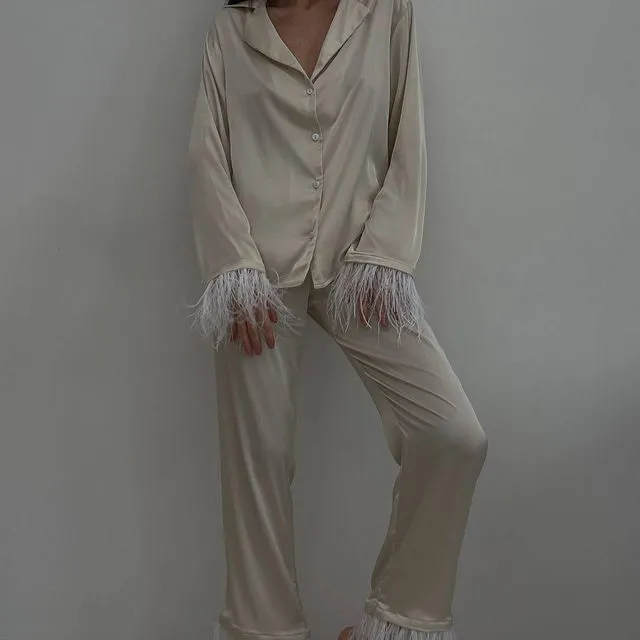 Silvia silky pajama suit with feathers - White