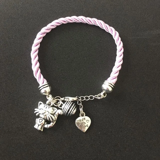 Bracelet chat en soie tissée rose pâle avec une perle à parfumer, bracelet, bijoux, bracelet chat, bijou chat, bracelet mignon, bijoux