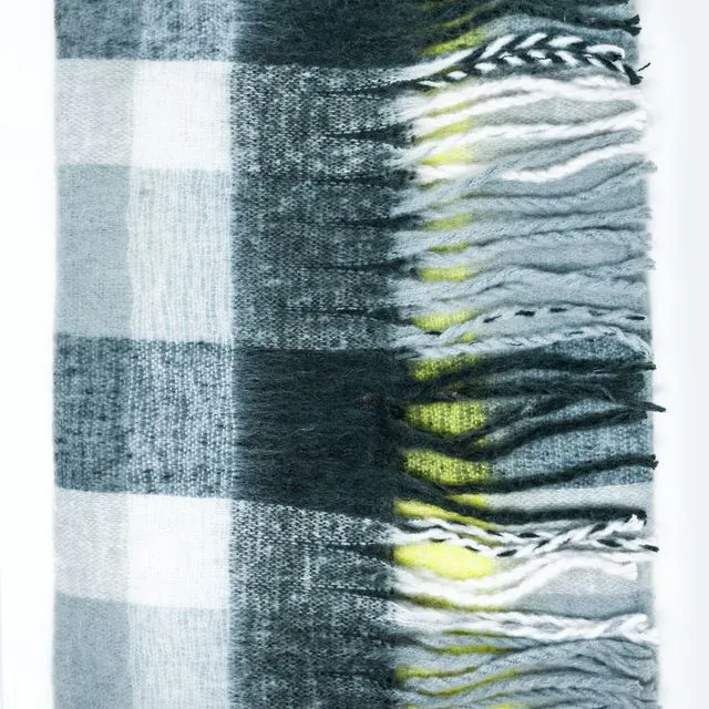 BRUSHED FRINGED SCARF IN GREY CHECK