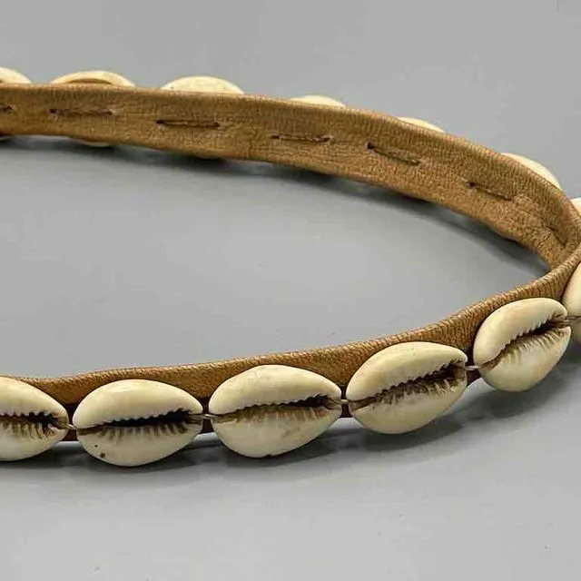 Single Line Cowrie Shell Solid Color Leather Clasp Choker Necklace-Mali Natural