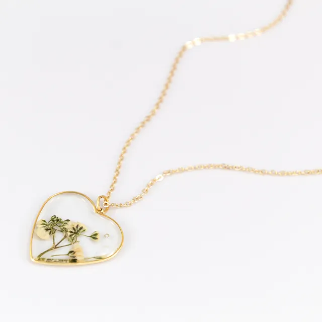 OLIELLE heart necklace with real baby's breath in resin