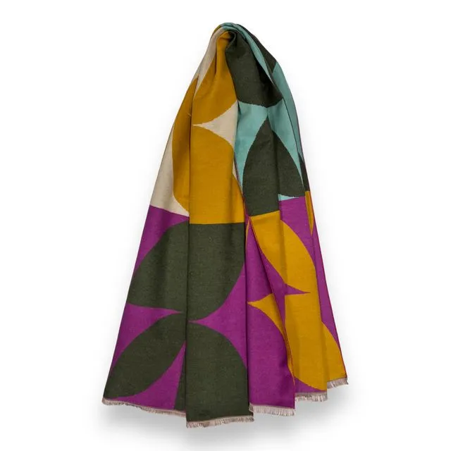Retro print on cashmere blend scarf finished with fringes in turgenta