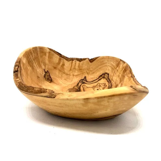 Bowl rustic medium (L/W/H: 12 – 14/8/4 cm) made of olive wood