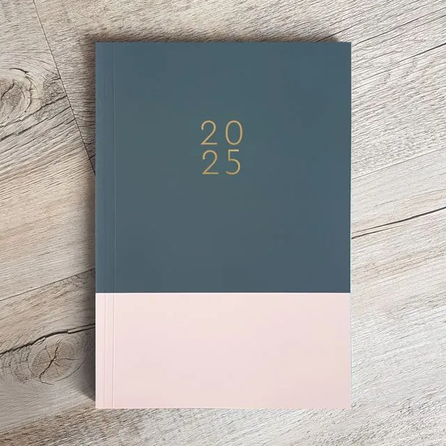 Undated Diary Planner "2025" | Week to View