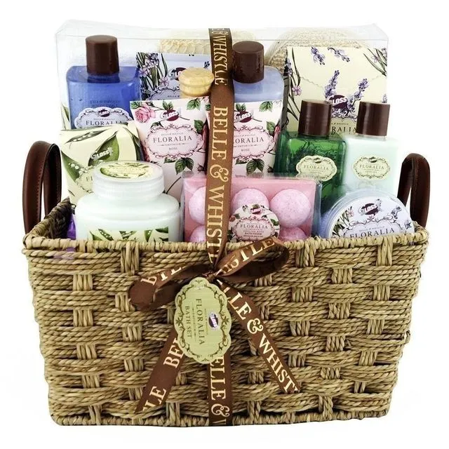 Christmas bath box with lavender perfume, green and pink tea