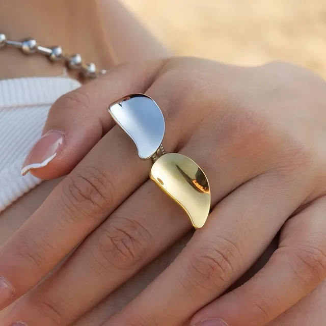 Chic Minimalist Wave Surface Ring - Size 8