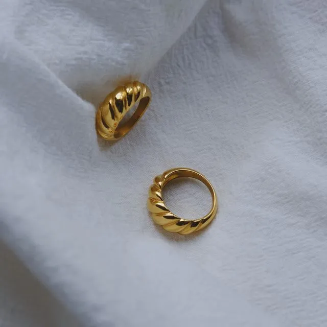 18K Gold Croissant Twisted Dome Ring
