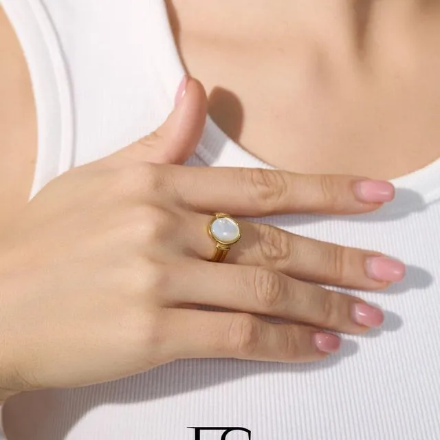 18k gold mother of pearl oval gold ring