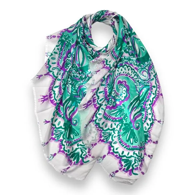 Paisley lace print scarf finished with fringes in green